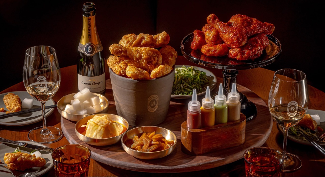 Hybrid (high–low) restaurant formats