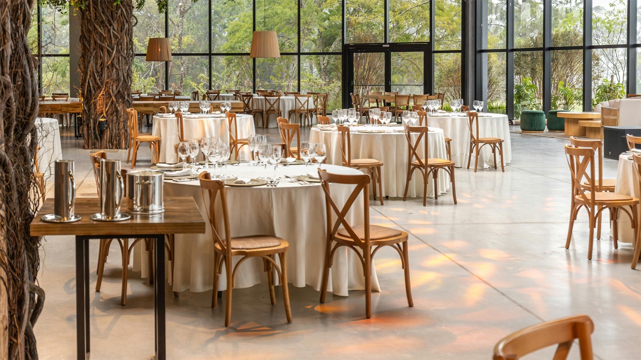 Table ronde au restaurant : conversation de groupe unifiée