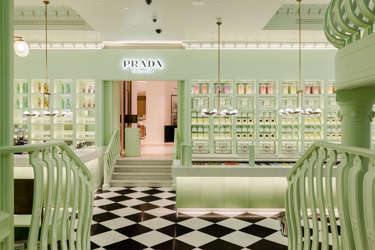 Intérieur du Prada Caffè chez Harrods avec ses finitions vertes emblématiques