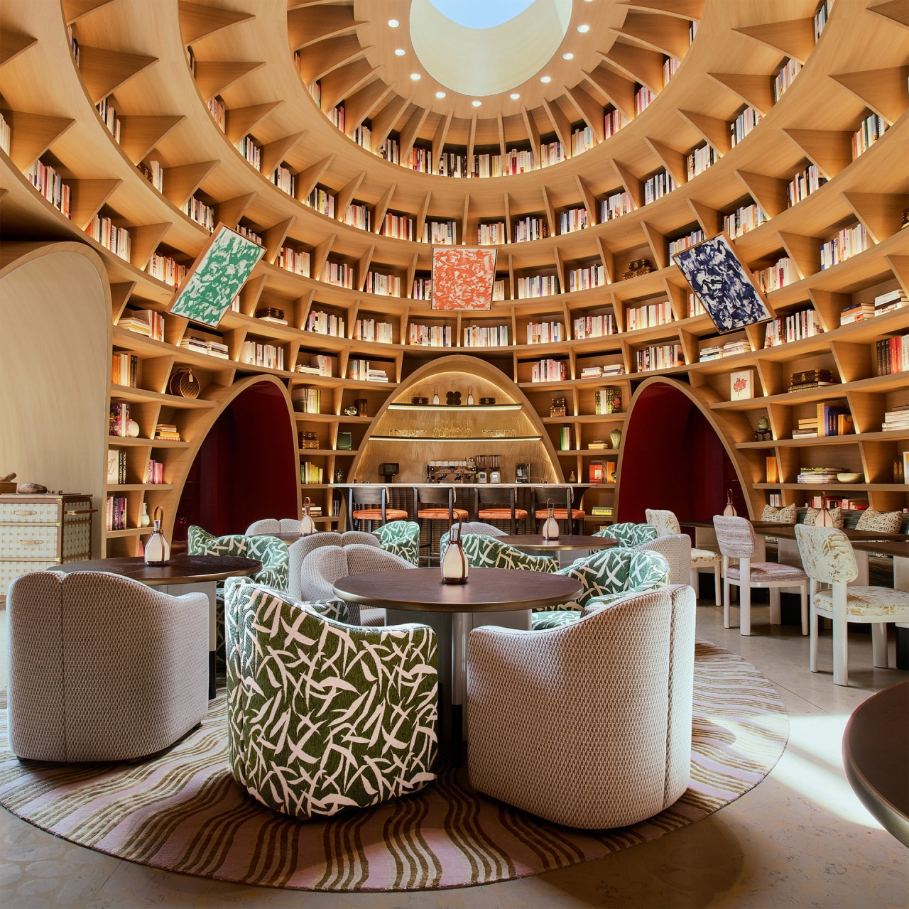 Intérieur du Le Café Louis Vuitton avec bibliothèque et fauteuils rembourrés