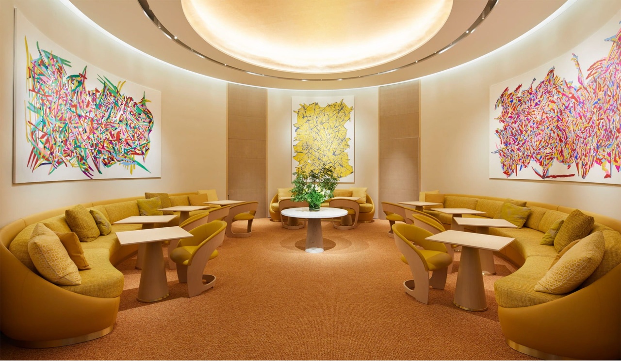 Espace lounge du Le Café Louis Vuitton avec implantation radiale du mobilier