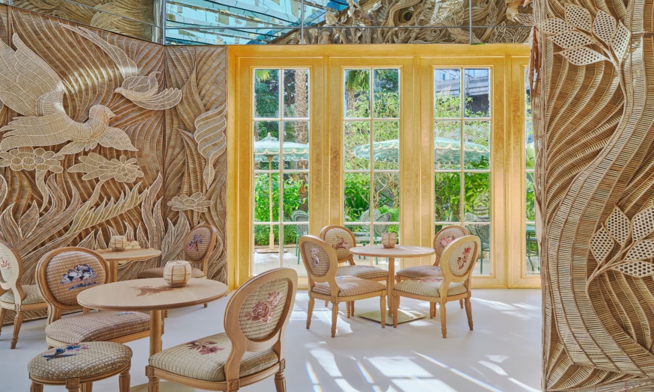 Intérieur du Café Dior au Dior Gold House de Bangkok