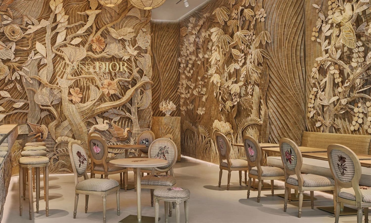 Salle du Café Dior avec panneaux décoratifs en bambou et rotin