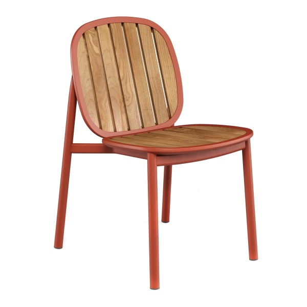 Chaise en bois à structure métallique