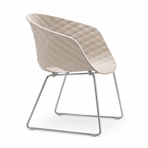 Стул пластиковый на металлических полозьях