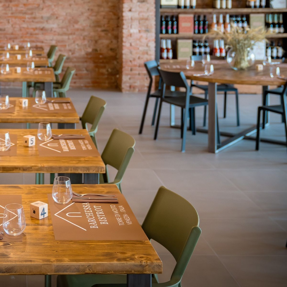 Пластиковый стул A-Trill Bistrot штабелируемый