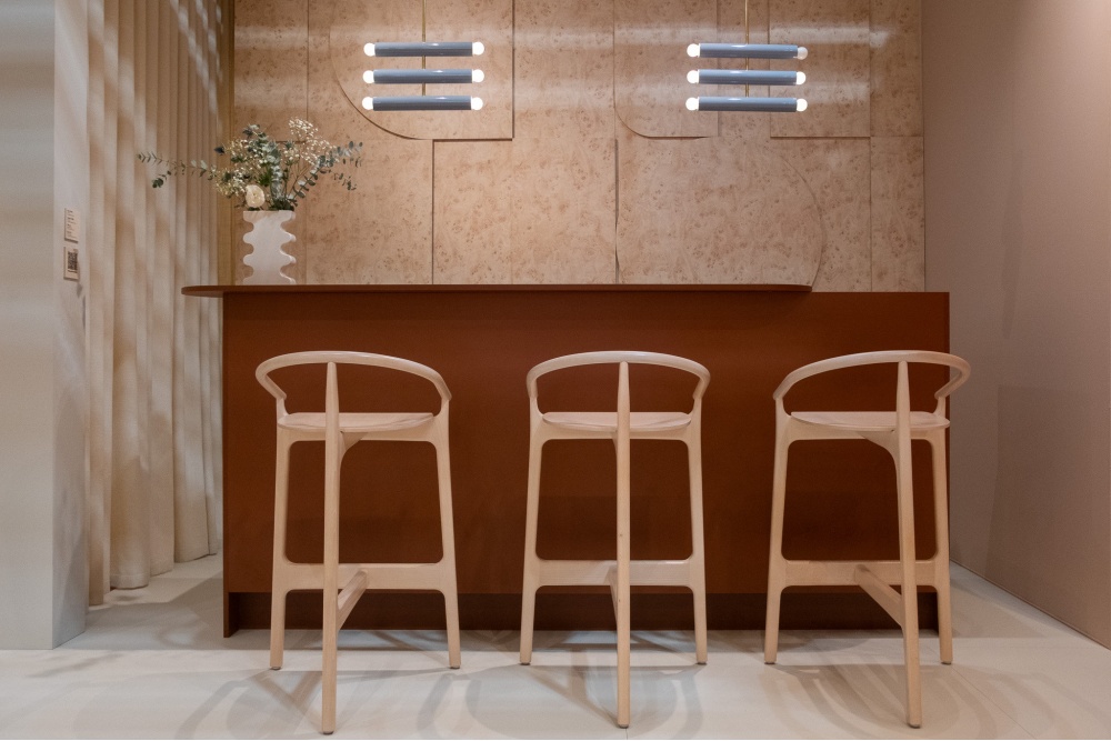 Wooden bar stool with three legs H-2940 EVO