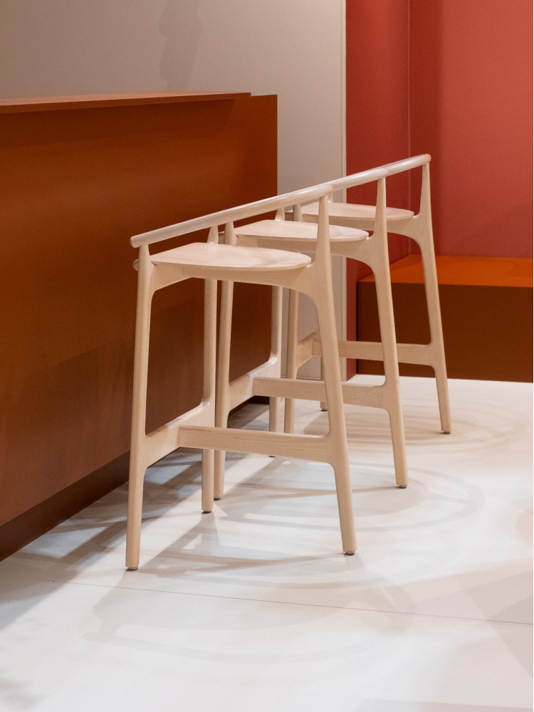 Wooden bar stool with three legs H-2940 EVO