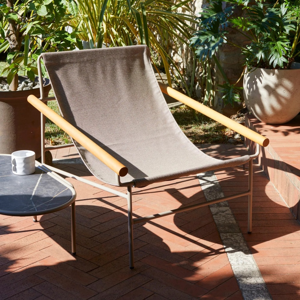 Steel chaise lounger with iroko armrests Dress Code Smart Outdoor