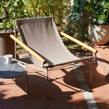 Steel chaise lounger with iroko armrests Dress Code Smart Outdoor