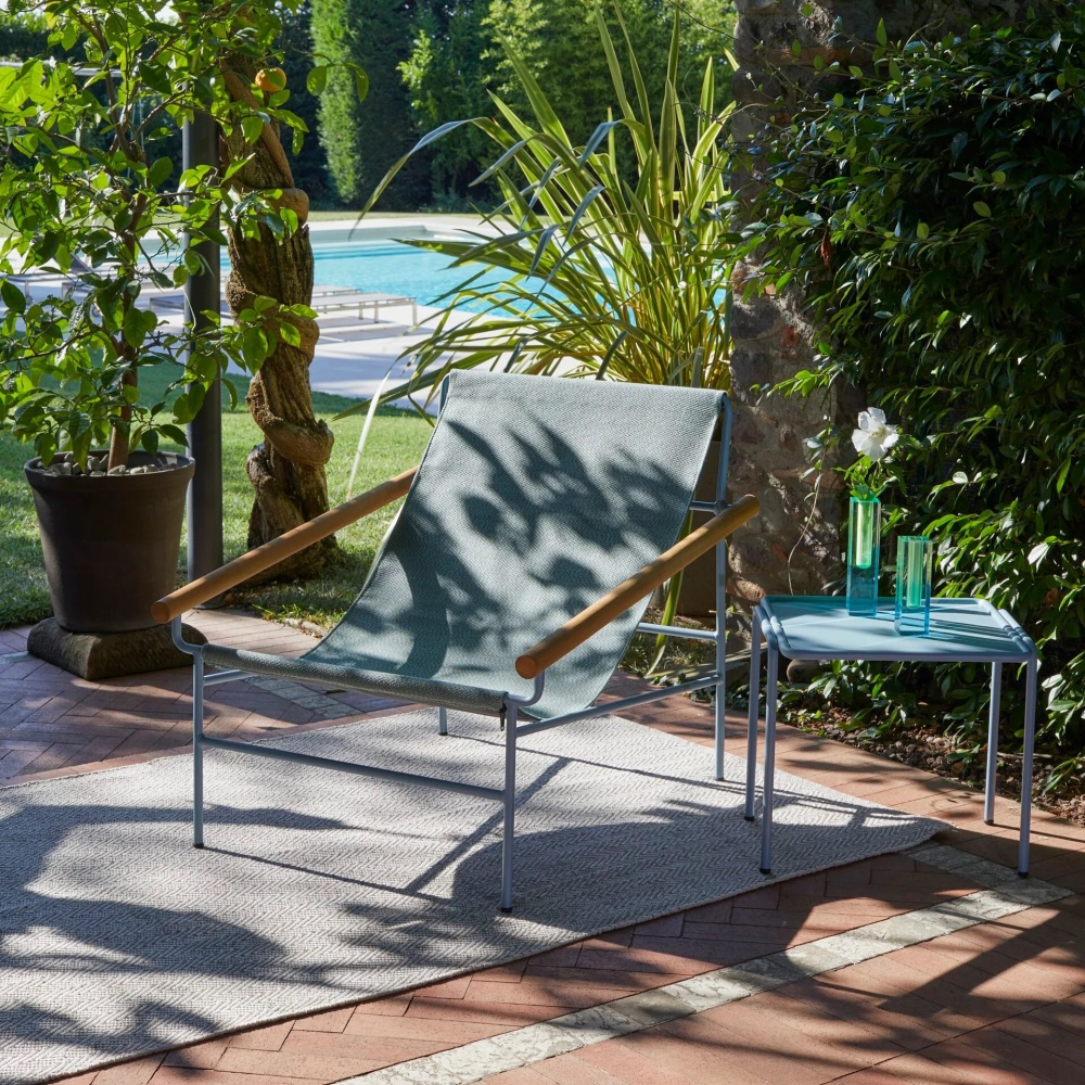 Steel chaise lounger with iroko armrests Dress Code Smart Outdoor
