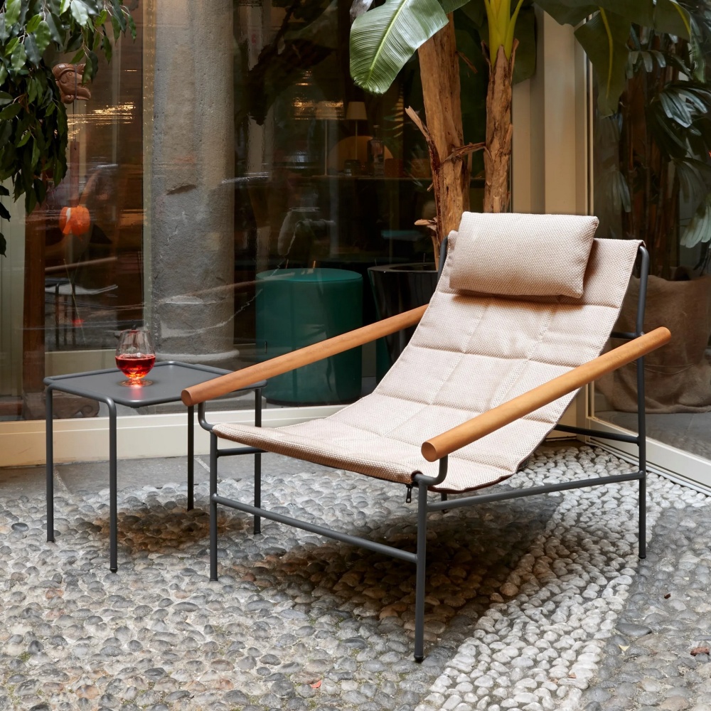 Steel chaise lounger with iroko armrests Dress Code Glam Outdoor