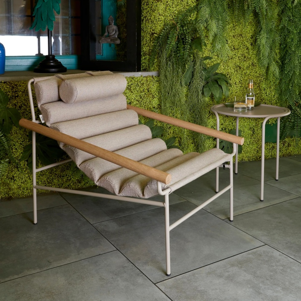 Steel chaise lounger with oak armrests Dress Code Fashion Indoor