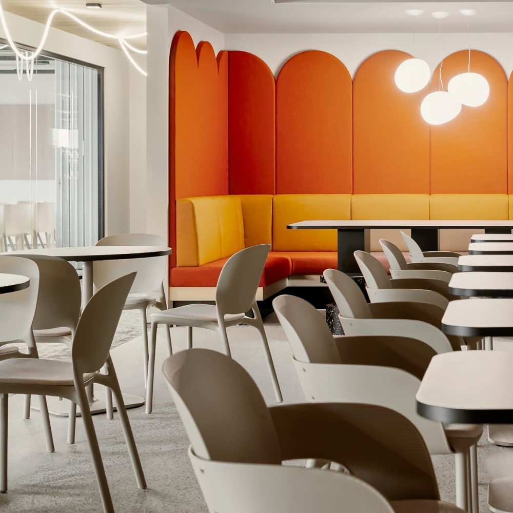 Пластиковий стілець з м'яким сидінням A-2381 HUG Пластиковий стілець з м'яким сидінням A-2381 HUG