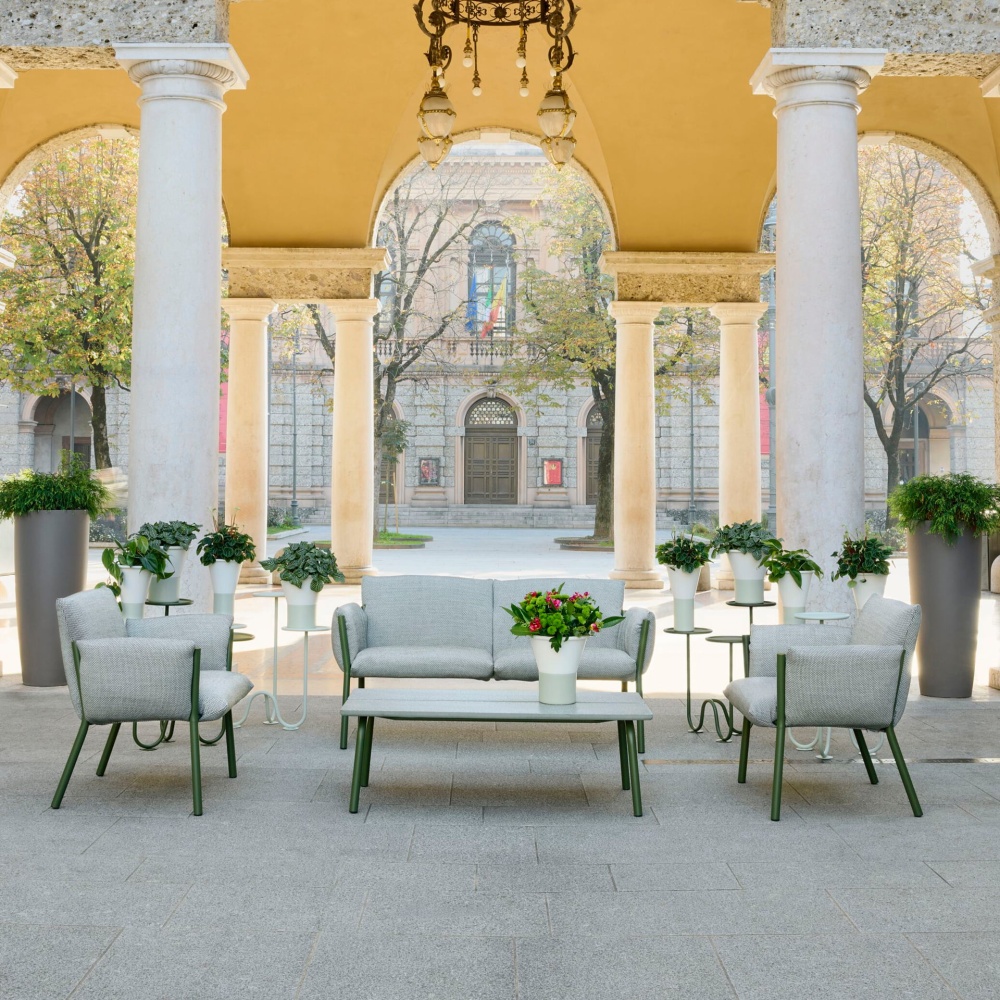 Уличный диван на металлическом каркасе Brezza