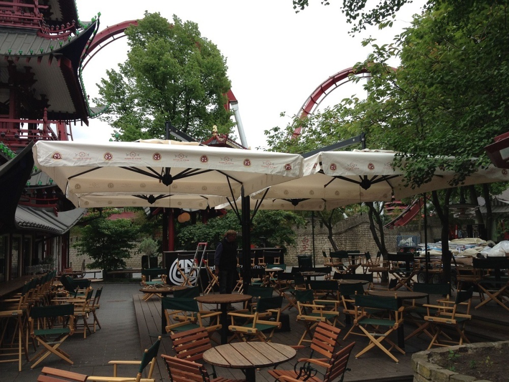 Metal cantilever multiple umbrella with single pole and 4 parasols Alu Poker 7x7m