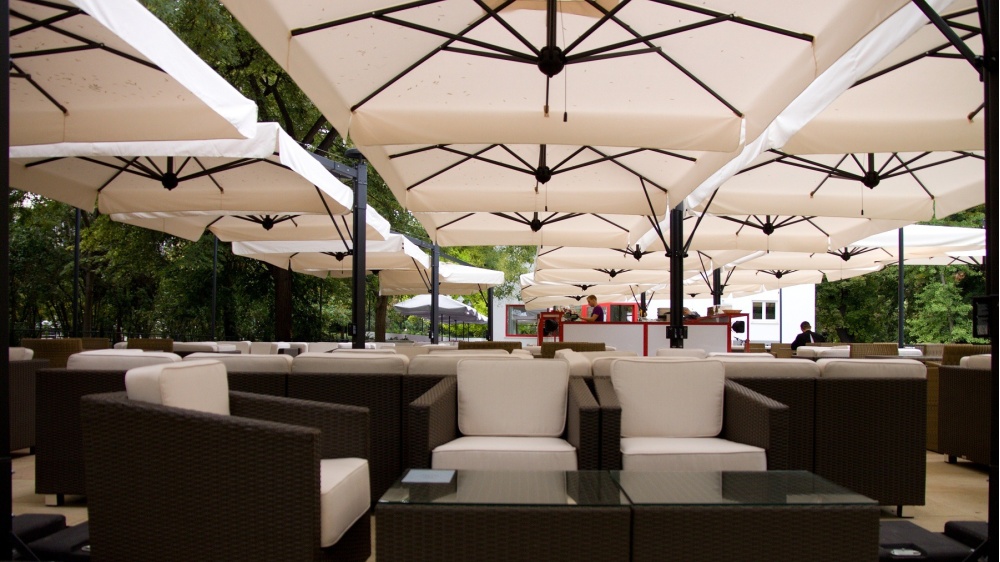 Metal cantilever multiple umbrella with single pole and 4 parasols Alu Poker 7x7m