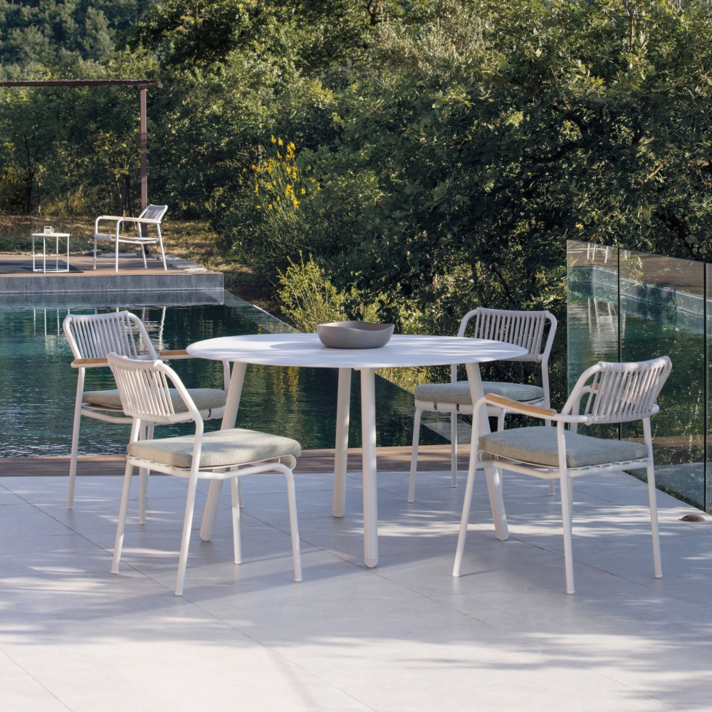 Aluminium armchair with teak armrests and rope backrest Verdea