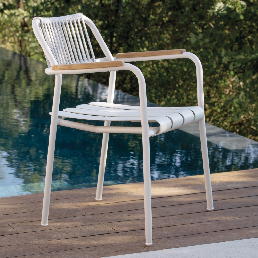 Aluminium armchair with teak armrests and rope backrest Verdea