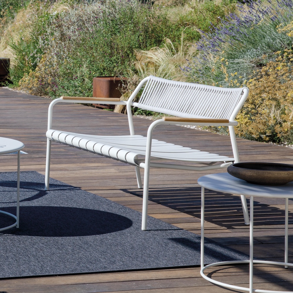 2/3 seater aluminium bench with teak armrests and rope backrest Verdea