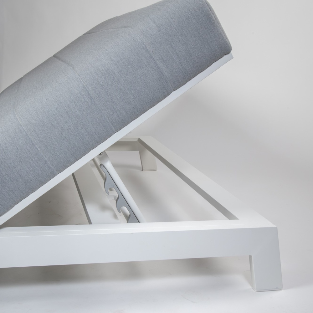 Шезлонг с обивкой из быстросохнущей пены и ткани Sunbrella® Nomad Шезлонг с обивкой из быстросохнущей пены и ткани Sunbrella® Nomad