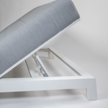 Шезлонг с обивкой из быстросохнущей пены и ткани Sunbrella® Nomad Шезлонг с обивкой из быстросохнущей пены и ткани Sunbrella® Nomad