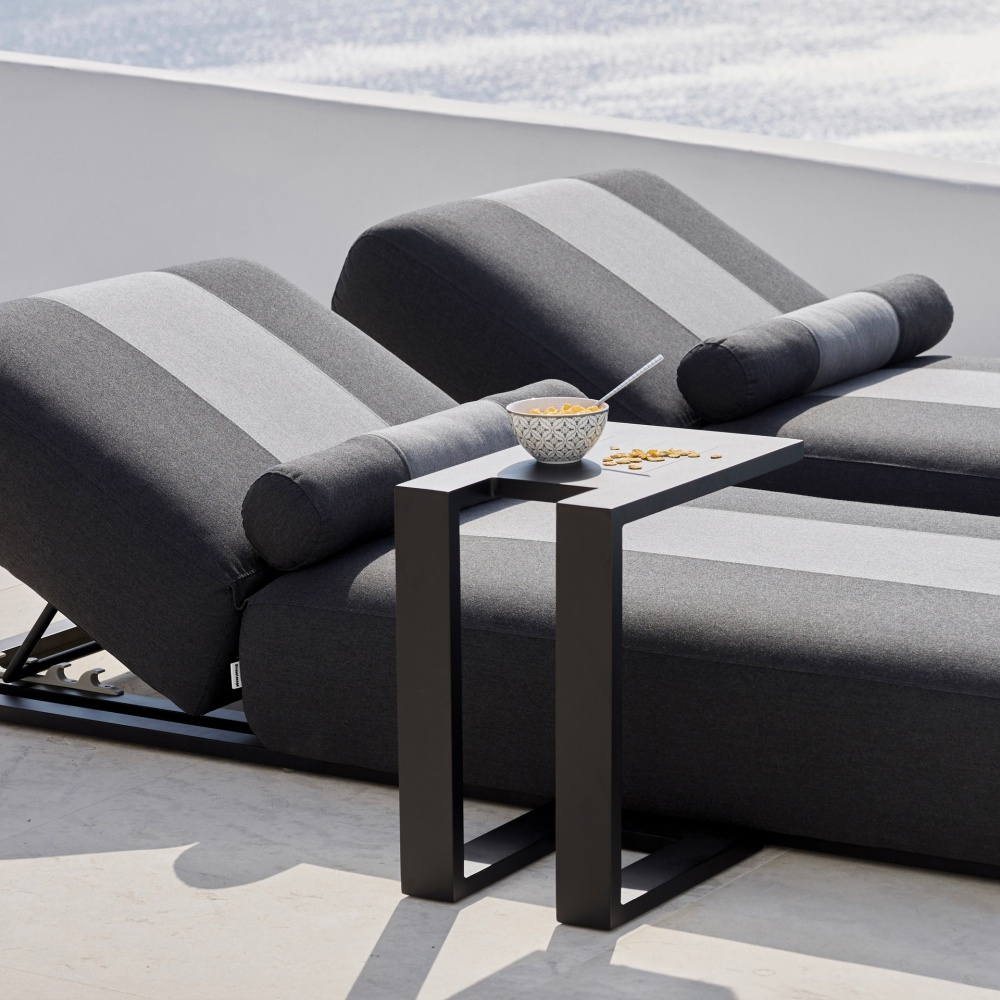 Шезлонг с обивкой из быстросохнущей пены и ткани Sunbrella® Zenith Шезлонг с обивкой из быстросохнущей пены и ткани Sunbrella® Zenith